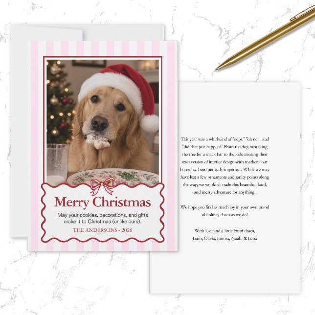 Tarjeta divertida de Navidad de perro lindo rojo m (Modern red white pink coquette cute naughty dog funny Christmas card on marble surface with pet humo)