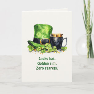 Tarjeta divertida de sombrero y taza de duende del