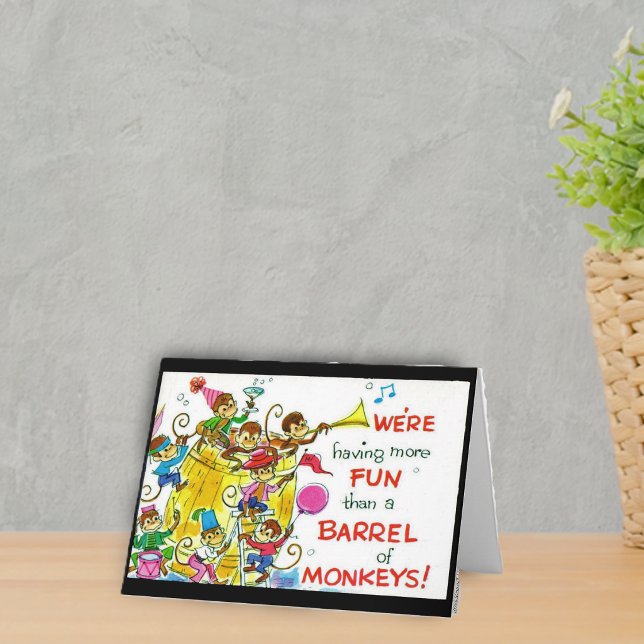 Tarjeta divertida de un barril de monos (Yellow barrel full of monkeys with horns and party hats balloons on notecards.)