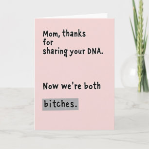 Tarjeta divertida del día de la madre en rosa sonr