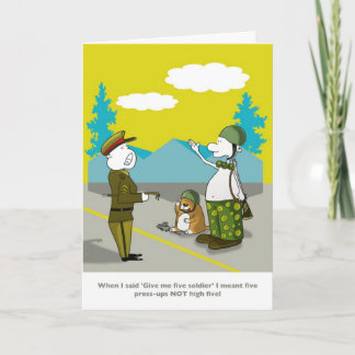 Tarjeta divertida del feliz cumpleaños del soldado