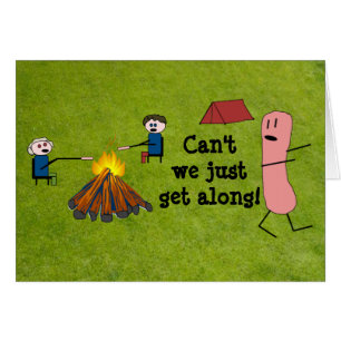 Tarjeta divertida del perrito caliente que acampa