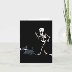 Tarjeta Divertido Halloween Scottish Terrier y esqueleto