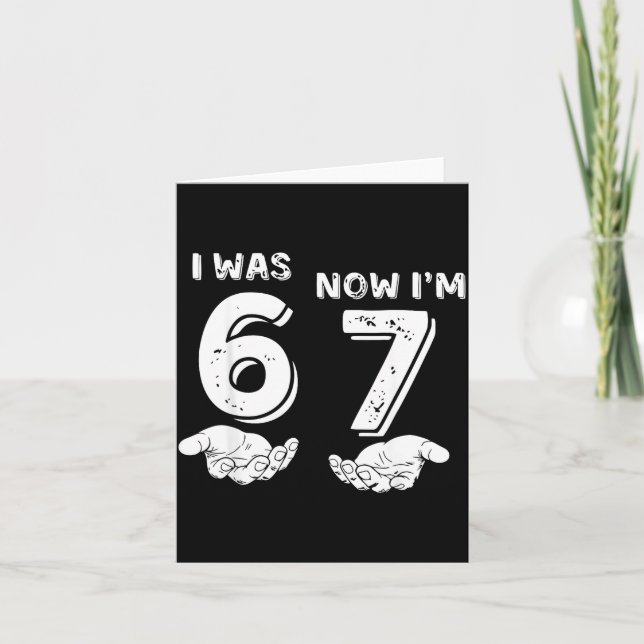 Tarjeta Divertido meme 6 7, Era 6 ahora tengo 7, Cumpleaño (Anverso)