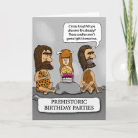 Divertidos hombres de advertencia esperan cumpleañ