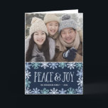 Tarjeta doblada moderna de la foto del día de<br><div class="desc">Esta tarjeta moderna del día de fiesta de la uno-foto ofrece la frase "paz y alegría" escritas en letras lindas de la mano y rodeadas por una frontera de copos de nieve bonitos en sombras del azul contra un fondo de los azules marinos.</div>