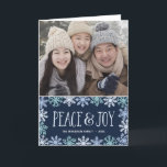 Tarjeta doblada moderna de la foto del día de<br><div class="desc">Esta tarjeta moderna del día de fiesta de la uno-foto ofrece la frase "paz y alegría" escritas en letras lindas de la mano y rodeadas por una frontera de copos de nieve bonitos en sombras del azul contra un fondo de los azules marinos.</div>