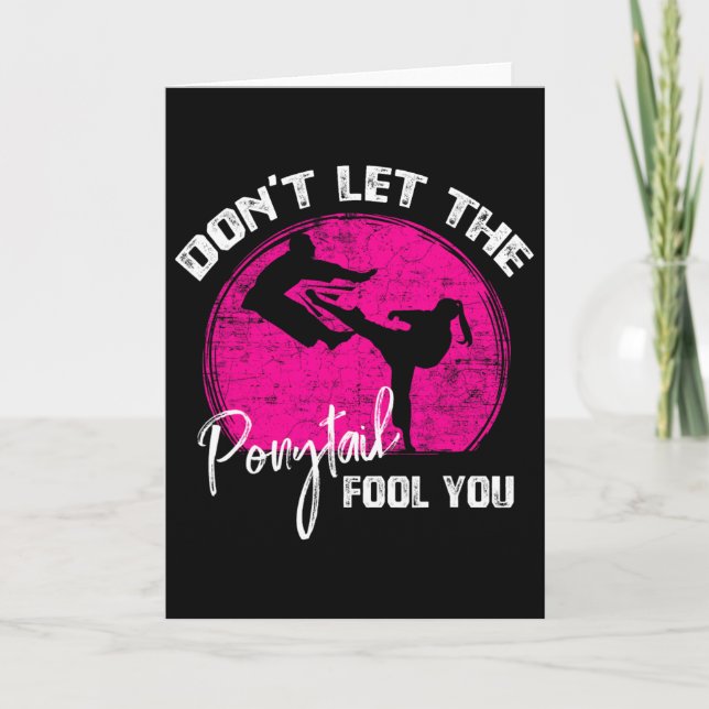 Tarjeta Dont Let The Ponytail Fool You Funny Karate Gift  (Anverso)
