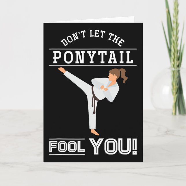Tarjeta Dont Let The Ponytail Fool You Funny Karateist Gir (Anverso)