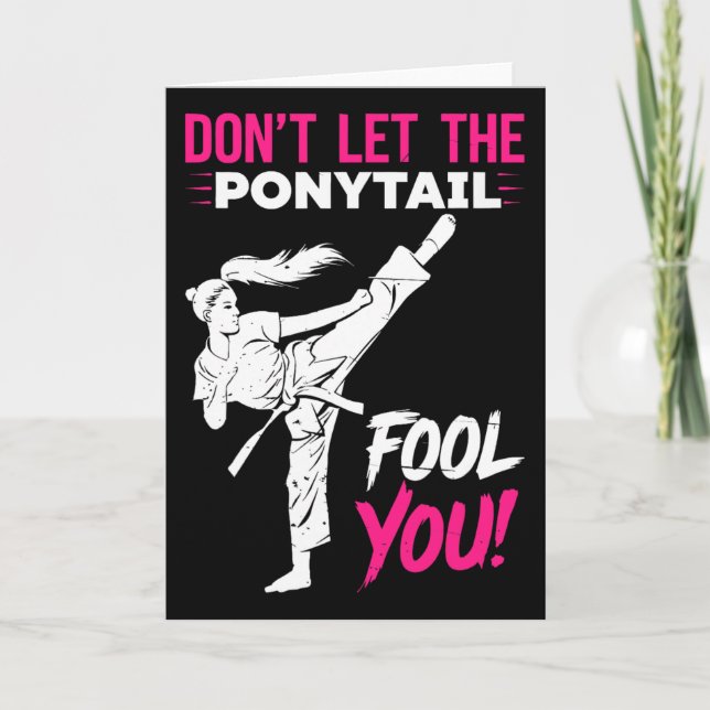 Tarjeta Don't Let The Ponytail Fool You Karate Funny Karat (Anverso)
