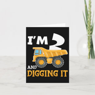 Tarjeta Dos años, segundo cumpleaños, niño de construcción