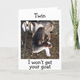 TARJETA DOS CABRAS ESTÁN DIVERTIENDO A TWIN" FELIZ CUMPLEA