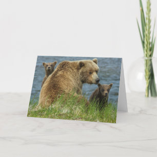 Tarjeta Dos oseznos marrones con madre junto al agua