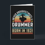 Tarjeta Duelo de tambores nacido en 1931 90th Birthday Dru<br><div class="desc">Nunca subestimes a un Drummer nacido en 1931. Regalo de cumpleaños 90 ideal para un kit de tambores de 90 años y entusiasta del tambor que ama la música. Presencia retro para hombres,  mujeres,  tu padre en el Día del Padre.</div>