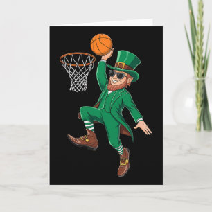 Tarjeta Duende del día de San Patricio tocando un músico d