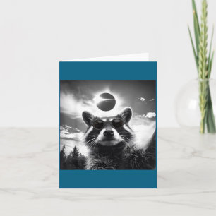 Tarjeta Eclipse solar 2024 Mapache divertido selfie hombre