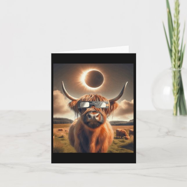 Tarjeta Eclipse solar total vaca de montaña usando sombril (Anverso)