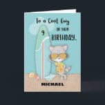 Tarjeta Edad 9 Guy Birthday Beach Funny Guay Raccoon<br><div class="desc">Haces esta tarjeta con su nombre en la parte delantera ya que es personalizable. A cualquier tipo le encantaría recibir esta tarjeta como regalo una vez que celebren su noveno cumpleaños. Si conoces a alguien que está a punto de cumplir 9 años, esta carta será mejor para saludarlo. Y ese...</div>