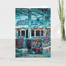 Tarjeta Edificio abandonado que nunca se siente solo como 