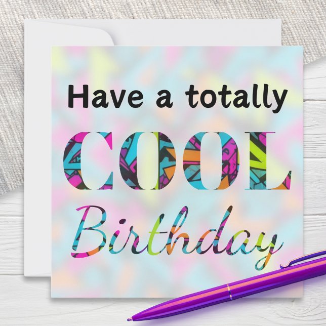 Tarjeta Efecto de neón moderno Graffiti Cumpleaños Totalme (A bright and fun greeting card with 'Have a totally cool birthday' message in neon-like colors)