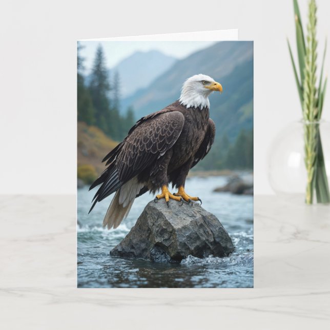 Tarjeta El águila calva de cumpleaños en la roca del río (Anverso)