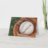 El béisbol en el guante del día del padre