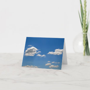 Tarjeta El cielo es azul y las nubes blancas están pasando