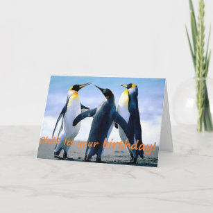 Tarjeta De Feliz Cumpleaños Y Lindo Pequeño Pingüino Y Regalo | Vector