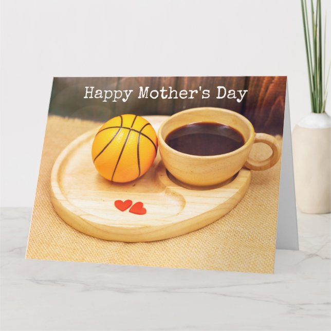 Tarjeta El Día de las Madres de Baloncesto con una taza de (Anverso)