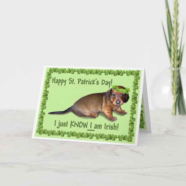 Tarjeta El día de St Patrick feliz de un perrito confuso (Anverso)