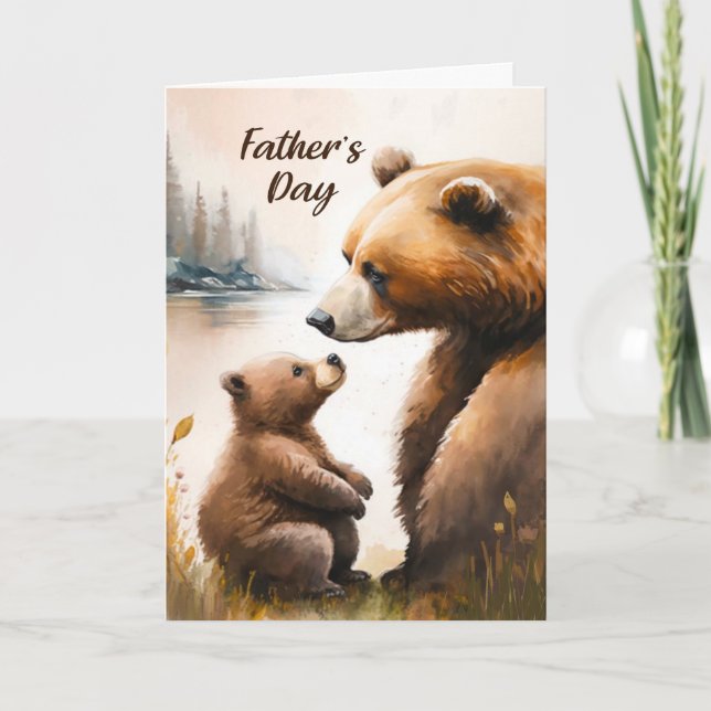 Tarjeta El día del padre, papá y el oso pequeño miran a ca (Anverso)
