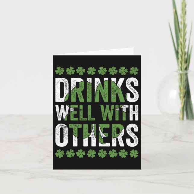 Tarjeta El Día Gracioso De St Patricks Bebe Bien Con Otras (Anverso)