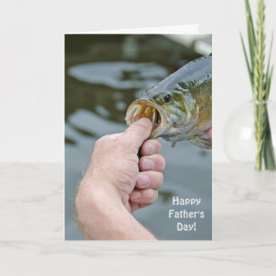 Tarjeta El Día-man del padre que sostiene la perca