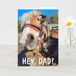 Tarjeta El divertido día del padre en un caballo