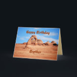 Tarjeta El feliz cumpleaños de Brother, arco delicado,<br><div class="desc">Usted puede personalizar esta tarjeta. El arco delicado es una de las muchas características imponentes del parque nacional de los arcos en Utah. Se muestra en la parte de atrás de la tarjeta el icono del parque nacional de Canyonlands del arco del Mesa en la salida del sol, cuando el...</div>
