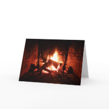 El fuego en la chimenea arde brillantemente