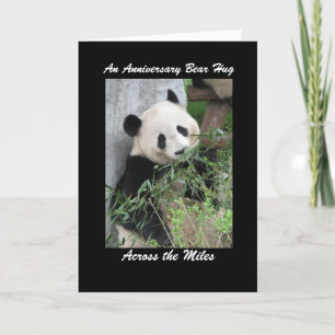 Tarjeta El oso aniversario de Panda se abraza a través de