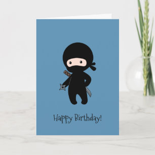 Tarjeta El pequeño Ninja que sostiene el cumpleaños azul d