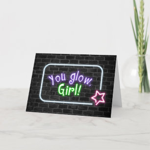 Tarjeta El Rótulo Chica brillante en la pared de ladrillo