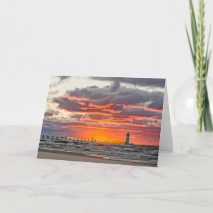 Tarjeta El sol hundiéndose bajo el horizonte