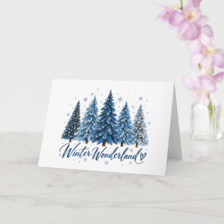 Tarjeta Elegante paisaje invernal azul de pinos en Navidad