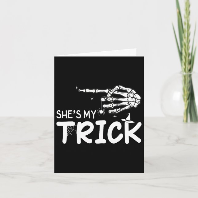 Tarjeta Ella es mi trick Couples Skeleton Halloween (Anverso)