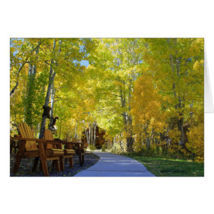 Tarjeta en blanco, árboles ápicos, otoño