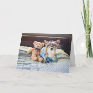 Tarjeta en blanco de niña con Corgi en la cama