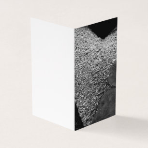 Tarjeta en blanco para hoja de corazón con lluvia