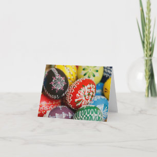 Tarjeta en blanco para huevos de pascua pintados a