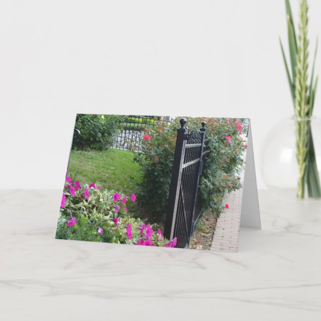 Tarjeta en blanco que muestra un jardín y una puer (Anverso)