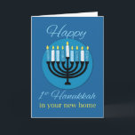 Tarjeta En tu nuevo hogar, primero Hanukkah Menorah está a<br><div class="desc">Un primer Hanukkah en tu nuevo hogar es una celebración especial. Esta tarjeta honrará ese regalo. El fondo azul mejora el mensaje. Encender el centro es una menorah de varios colores azul y blanco.</div>