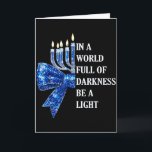 Tarjeta En un mundo lleno de oscuridad sé una luz feliz Ha<br><div class="desc">En un mundo lleno de oscuridad sé una luz Feliz Hanukkah _1</div>