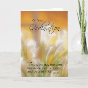 Tarjeta Enhorabuena por ordenación, lirios y cruces